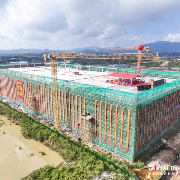 榮耀封頂 美好盛啟 | 中國(guó)系統(tǒng)門窗伊盾總部基地封頂儀式圓滿成功！